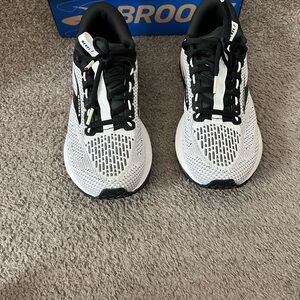 Brooks Dual-Tone Athletic Sneakers